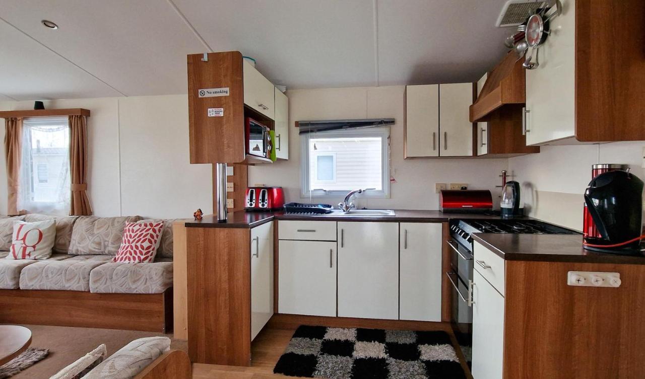 Great 8 Berth Caravan For Hire At St Osyth Beach In Essex Ref 28123Gc Clacton-on-Sea Exteriér fotografie