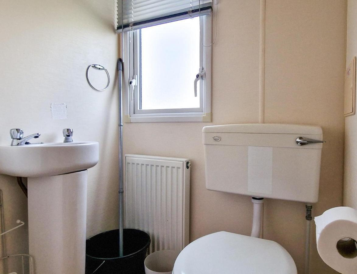 Great 8 Berth Caravan For Hire At St Osyth Beach In Essex Ref 28123Gc Clacton-on-Sea Exteriér fotografie
